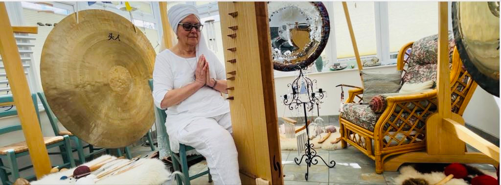 Annette Abraminko, an intuitive vibrational facilitator with feeltone KoTaMo Concert Monochord, a 3-in-one string instrument that includes a monochord on one side, with a Kotamo and Tanpura on the other. | weplaywelltogether