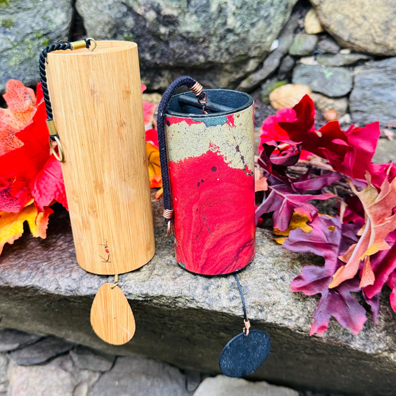 Koshi Ignis and red Zaphir chimes on a rock with fall leafs | weplaywelltogether
