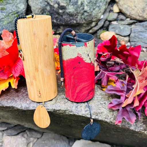 Koshi Ignis and red Zaphir chimes on a rock with fall leafs | weplaywelltogether
