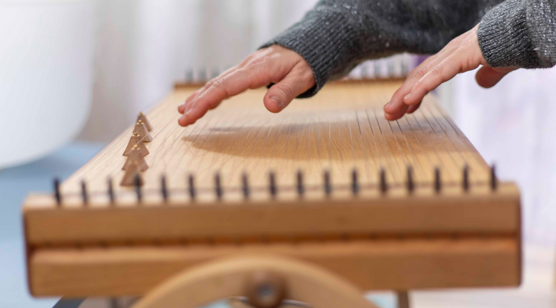 feeltone monochord and hands on top starting to play it | weplaywelltogether