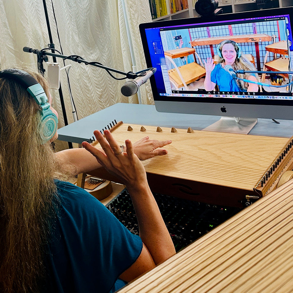 Joule L'Adara teaching monochord playing via Zoom with feeltone Monolinas  | Weplaywelltogether