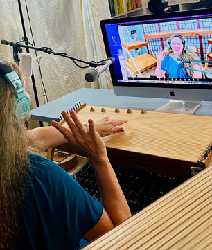 Joule L'Adara teaching monochord playing via Zoom with feeltone Monolinas  | Weplaywelltogether