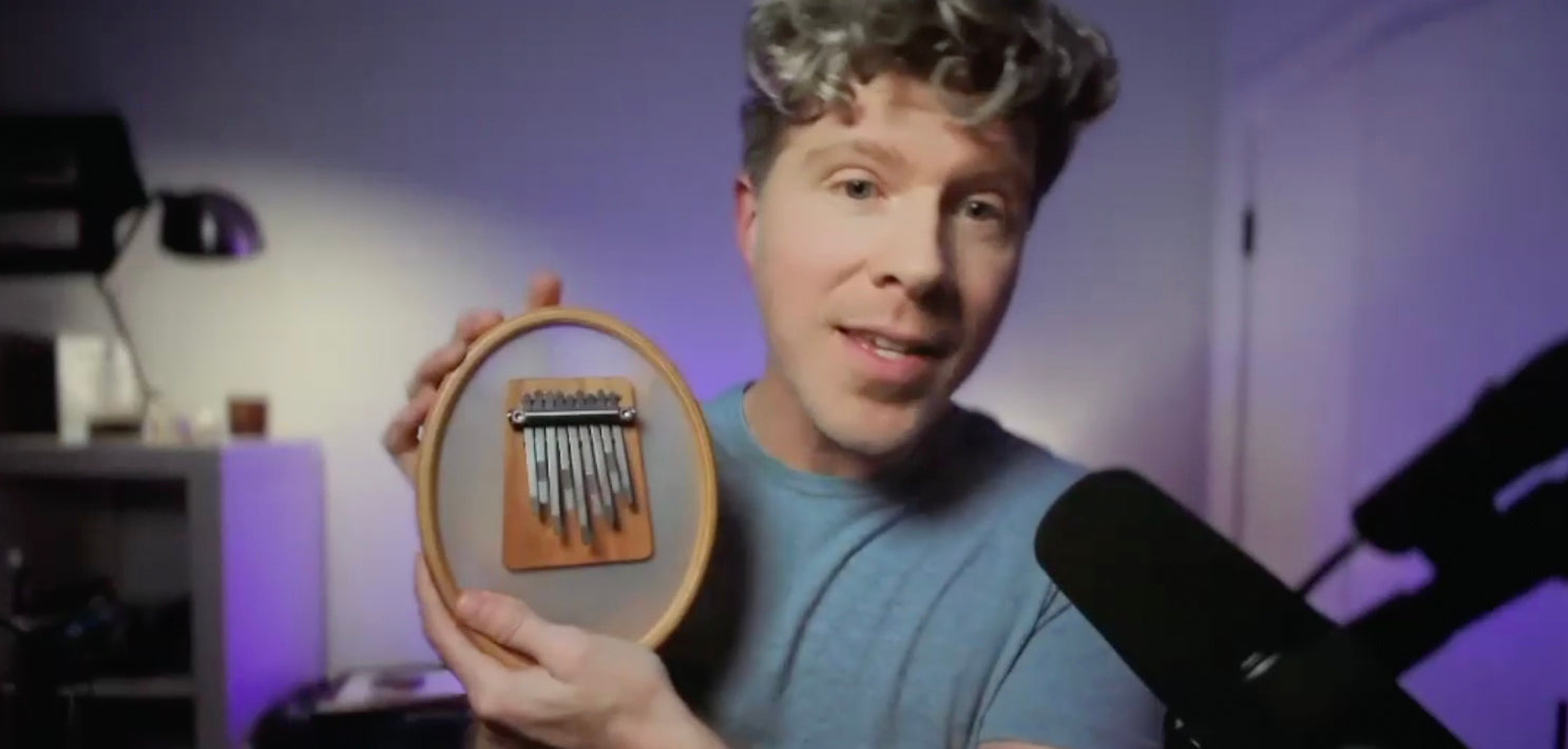 A man showing a Hokema Sansula Renaissance Kalimba | weplaywelltogether