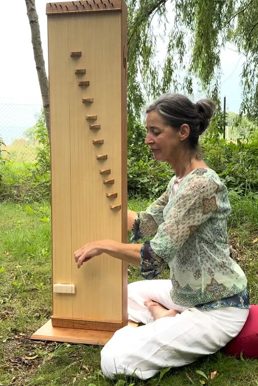 woman playing feeltone KoTaMo master monochord  | Weplaywelltogether