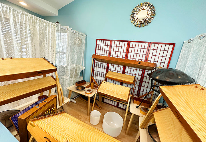 room full of feeltone monochords, Metalsounds spacedrum, Hokema sansulas feeltone tinka tongs, koshi chiime and other instruments | weplaywelltogether